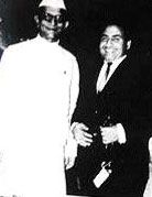 Mohd-Rafi-with-Morarji-Desai.jpg