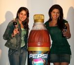 Kareena Kapoor & Priyanka Chopra Pepsi n9.jpg