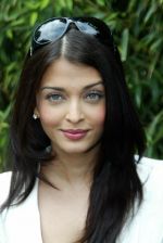 Aishwarya Rai poses in the _Village_, the VIP area of the 2007 French Open at Roland Garros arena in Paris, France on June 5, 2007 - 14.jpg