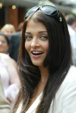 Aishwarya Rai poses in the _Village_, the VIP area of the 2007 French Open at Roland Garros arena in Paris, France on June 5, 2007 - 26.jpg