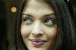 Aishwarya Rai poses in the _Village_, the VIP area of the 2007 French Open at Roland Garros arena in Paris, France on June 5, 2007 - 27.jpg