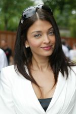 Aishwarya Rai poses in the _Village_, the VIP area of the 2007 French Open at Roland Garros arena in Paris, France on June 5, 2007 - 4.jpg
