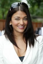 Aishwarya Rai poses in the _Village_, the VIP area of the 2007 French Open at Roland Garros arena in Paris, France on June 5, 2007 - 5.jpg