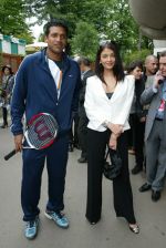 Aishwarya Rai poses in the _Village_, the VIP area of the 2007 French Open at Roland Garros arena in Paris, France on June 5, 2007 - 6.jpg