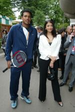 Aishwarya Rai poses in the _Village_, the VIP area of the 2007 French Open at Roland Garros arena in Paris, France on June 5, 2007 - 7.jpg