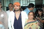 Himesh-Reshammiya-with-his-mother-and-fans---1.jpg