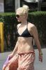 Gwen Stefani in Hawaii-15.jpg