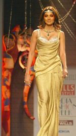 Shilpa Shetty walks The Ramp For Tarun Tahiliani - 5.jpg