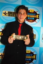 Shahrukh Khan at Sabsey Favourite Kaun Awards 2008 (1).jpg
