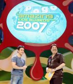 Aamir Khan, Kumar Sanu at Pogo Amazing Kids Awards 2007 (2).jpg