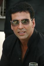 Akshay Kumar at HDIL Indian Oaks Racing (1).jpg