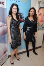 Glow girls Amrita  Arora and Sagarika Ghatge launch 51st Kaya skin clinic in Malad on Jan 30th 2008 (24).jpg