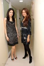 Glow girls Amrita  Arora and Sagarika Ghatge launch 51st Kaya skin clinic in Malad on Jan 30th 2008 (48).jpg