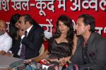 Akshay Khanna, Sameera Reddy, Saif Ali Khan at Race music launch on the sets of Amul Star Voice Chotte Ustaad in Film City on Feb 4th 2008 (41).jpg