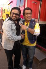 Pritam Chakraborty, Kunal Ganjawala at Race music launch on the sets of Amul Star Voice Chotte Ustaad in Film City on Feb 4th 2008 (72).jpg