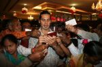 Dino Morea celebrate Valentine_s Day with cancer patients at Orchid City Centre, Mumbai on 14 Feb 08 (35).JPG