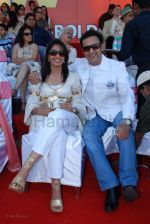 Sonali Kulkarni, Gulshan Grover at Man_s World Arc Cup Polo championship in Mahalaxmi Racecourse on Feb 16 2008 (63).jpg