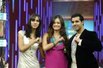 Dia Mirza with friends at Reliance Mobile _Kaho Na Yaar Hai_ on Star Plus on Feb 29th2008.JPG