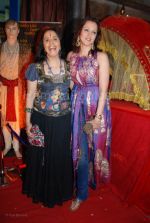 Ila Arun, Ishita Arun at Neeta Lulla_s store with the team of Jodhaa Akbar in Khar on March 1st 2008(27).jpg