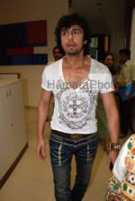 Sonu Nigam records song Punjabi Please with winners of Big 92.7 FM in Big Fm studios on March 3rd 2008(3).jpg