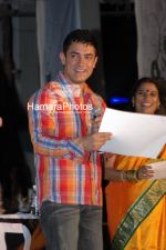 Aamir Khan at Sixteen Nine International Film Festival in Pravin Gandhi college of management on March 4th 2008(49).jpg