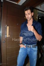 Hrithik Roshan at the launch of WATSON FITNESS in Khar Danda on March 13th 2008(3).jpg