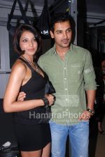 John Abraham, Bipasha Basu at the launch of WATSON FITNESS in Khar Danda on March 13th 2008(20).jpg