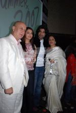 Anupam Kher, Aishwarya Rai, Sikander Kher and Kiron Kher at the Summer 2007 first look in The Club on March 25th 2008(4).jpg