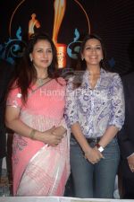 Poonam Dhillon, Sonali Bendre at Sansui TV Awards press conference  in JW Marriott on March 25th 2008(2).jpg