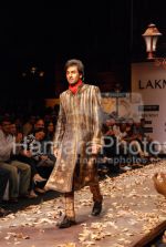 Ranbir Kapoor walks the ramp for Arjun Khanna on 29th 2008(2).jpg