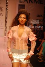 at Manish Malhotra Show in LIFW on 29th 2008(45)~0.jpg