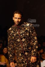 Bikram Saluja walks on the Ramp for Shaymal Bhumika in Lakme India Fashion Week on March 31th 2008(3).jpg