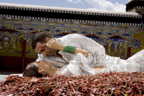 http://hamaraphotos.com/albums300/wpw-20080402/normal_Wallpaper%20featuring%20Kareena%20Kapoor,%20Akshay%20Kumar%20in%20Tashan%20(14).jpg