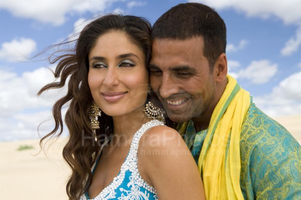 http://hamaraphotos.com/albums300/wpw-20080402/normal_Wallpaper%20featuring%20Kareena%20Kapoor,%20Akshay%20Kumar%20in%20Tashan%20(4).jpg