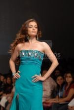 Dia Mirza walks the ramp for Arshiya in LIFW on 3rd April 2008 (14).jpg