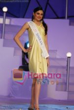 at Femina Miss India Finals in Andheri Sports Complex on April 5th 2008(60).jpg