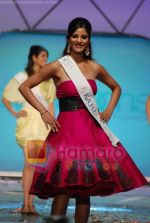 at Femina Miss India Finals in Andheri Sports Complex on April 5th 2008(66).jpg