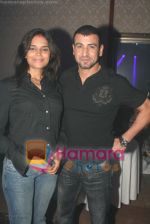 Neelam with Ronit Roy at Sansui Awards success bash in The Club on April 7th 2008 (2).jpg
