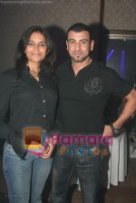 Neelam with Ronit Roy at Sansui Awards success bash in The Club on April 7th 2008 (72).jpg