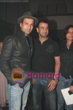 Rohit Roy,Ronit Roy at Sansui Awards success bash in The Club on April 7th 2008 (52).jpg