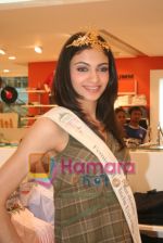 Femina Miss India finalists visit Pantaloon store in  Megamall on April 8th 2008 (14).jpg