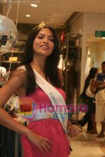 Femina Miss India finalists visit Pantaloon store in  Megamall on April 8th 2008 (15).jpg