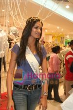 Femina Miss India finalists visit Pantaloon store in  Megamall on April 8th 2008 (19).jpg