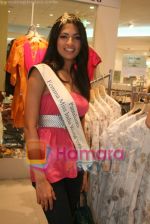 Femina Miss India finalists visit Pantaloon store in  Megamall on April 8th 2008 (2).jpg