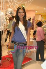 Femina Miss India finalists visit Pantaloon store in  Megamall on April 8th 2008 (20).jpg