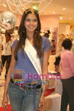 Femina Miss India finalists visit Pantaloon store in  Megamall on April 8th 2008 (21).jpg