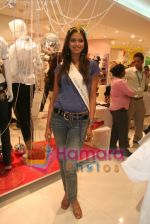 Femina Miss India finalists visit Pantaloon store in  Megamall on April 8th 2008 (22).jpg
