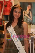 Femina Miss India finalists visit Pantaloon store in  Megamall on April 8th 2008 (26).jpg