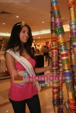 Femina Miss India finalists visit Pantaloon store in  Megamall on April 8th 2008 (27).jpg