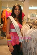 Femina Miss India finalists visit Pantaloon store in  Megamall on April 8th 2008 (3).jpg